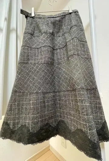 체크 무늬 롱 플레어 스커트 레이스 밑단 여성용 그레이