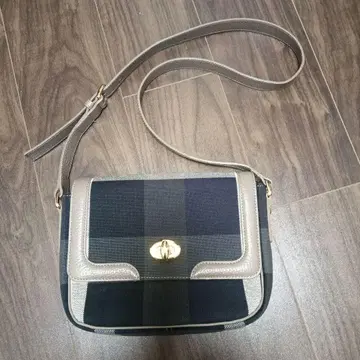 BLUE LABEL 체크 무늬 숄더백