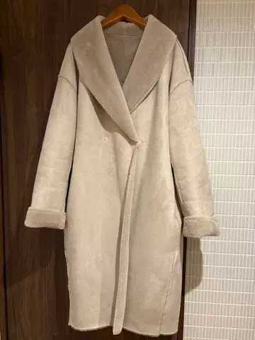 베이지 스웨이드풍 무릎 기장 롱 코트