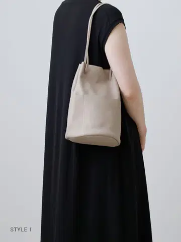 evam eva 베이지 버킷 숄더백