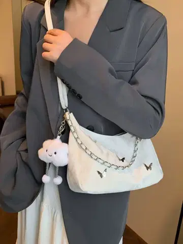 화이트 숄더백 버터플라이 모티브