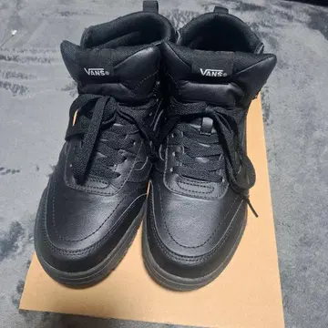 VANS 블랙 하이컷 스니커즈