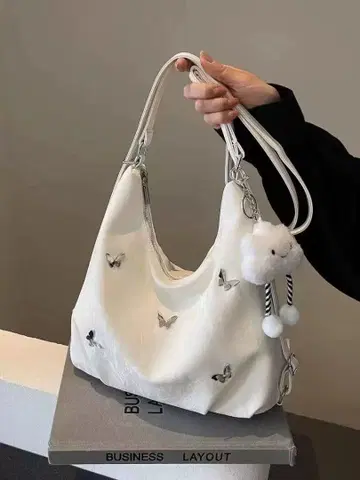 화이트 나비 자수 숄더백
