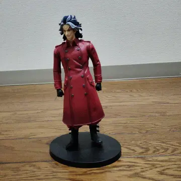 빨간색 코트의 캐릭터 피규어