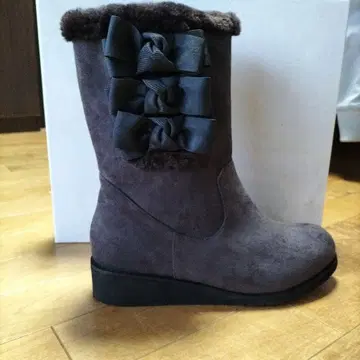 리본 포함 그레이 어그 부츠