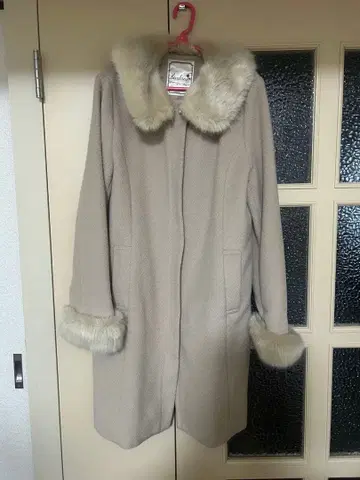 퍼 달린 베이지 롱 코트