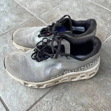 On Cloudstratus 그레이 러닝화