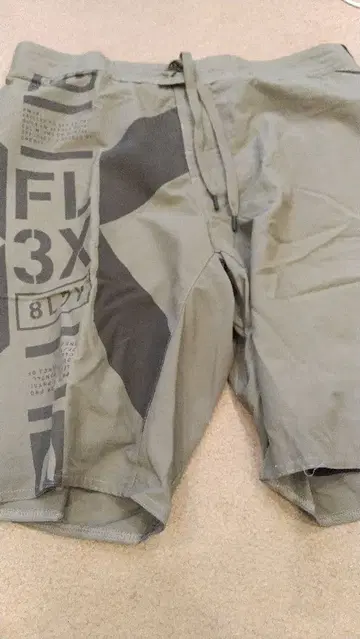 리복 올리브 그린 숏팬츠 M