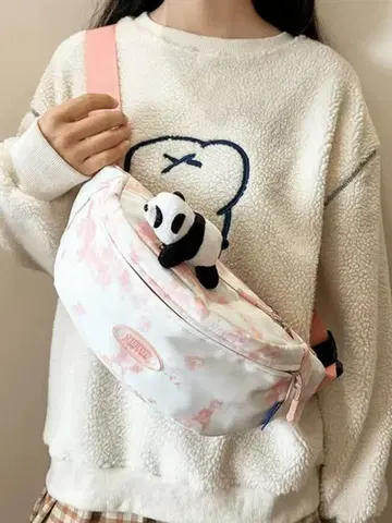 팬더가 달린 화이트 핑크 숄더백
