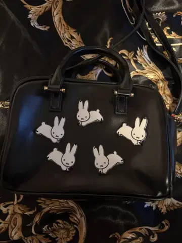 토끼 프린트 블랙 숄더백