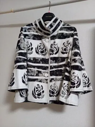 꽃무늬 스트라이프 숏 자켓