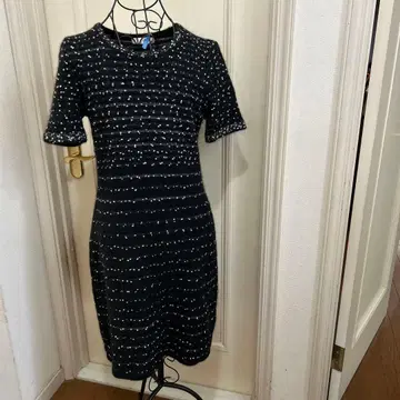 블랙 슬리브 포함 타이트 핏 원피스