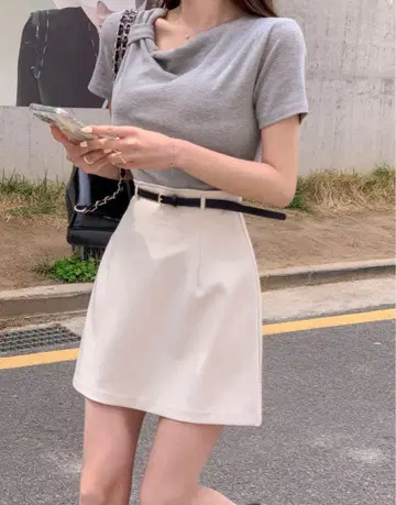 그레이 상의와 화이트 타이트 스커트