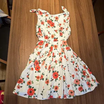 질스튜어트 플라워 프린트 슬리브리스 무릎 기장 원피스