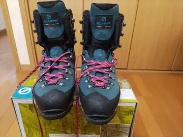 스카르파 등산화 다크 그린