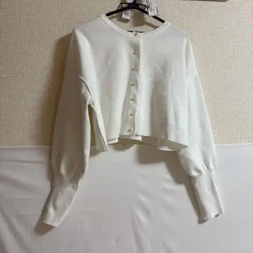 화이트 니트 가디건 펄 버튼 새상품