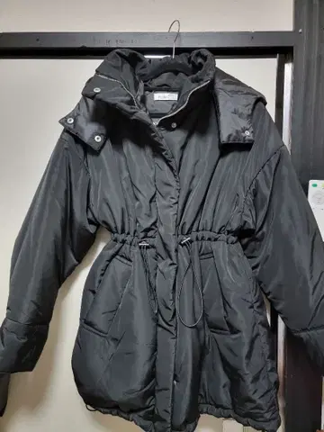 블랙 다운 자켓 후드 부착