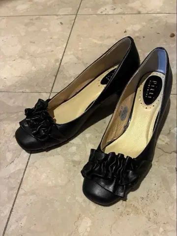 프릴 장식 블랙 펌프스 Pitti 22EE