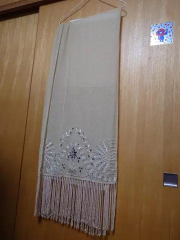 베이지 프린지 스톨 큐빅 장식