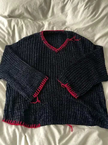 CAMPHOR WOOD 네이비 V넥 니트