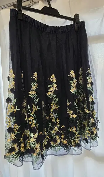 로즈 티아라 미모사 자수 튤 플레어 스커트