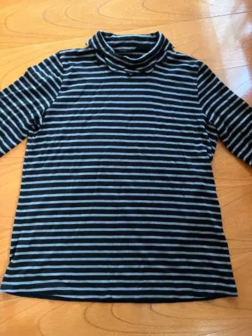 센소유니코 t.b 블랙과 그레이 스트라이프 터틀넥 긴팔