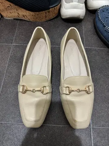 베이지 로퍼 타입 펌프스 골드 금장 장식