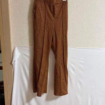 브라운 체크 무늬 슬랙스