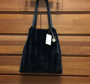 새상품 액세서리 포함 블랙 퍼 백 b5 사이즈