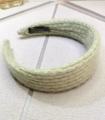 연한 녹색 니트 머리띠