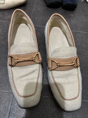 베이지 캔버스 로퍼 금장 장식 포함