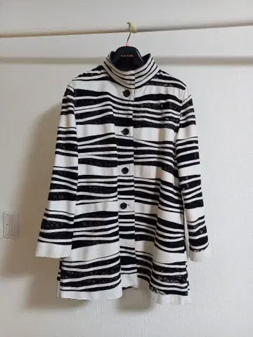 스트라이프 패턴과 레이스 리버서블 코트