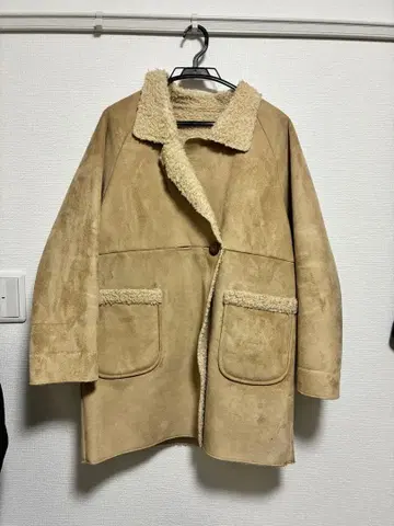 POU DOU DOU 베이지 무스탕 코트