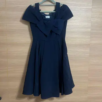 네이비 플레어 드레스 오프숄더 리본 포함 경사