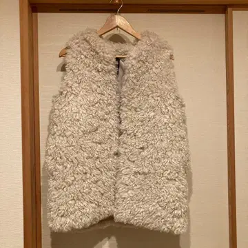 베이지 퍼 노카라 베스트