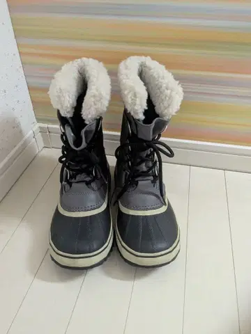 SOREL 퍼 달린 그레이 부츠
