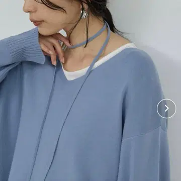 개럴개런트 CHIKA 콜라보 타이 포함 V넥 니트 블루