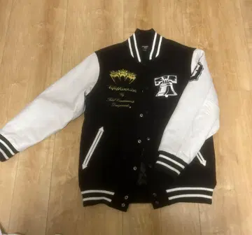 자수 들어간 블랙 화이트 바시티 자켓 L 사이즈 45000엔 즉시 결제