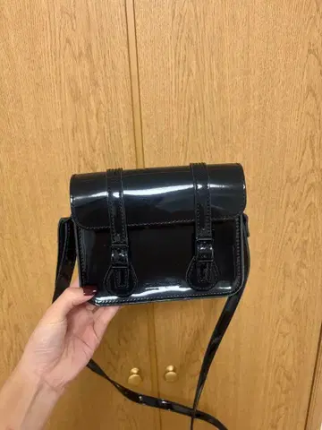 [ Dr.Martens ] 블랙 가죽 숄더백