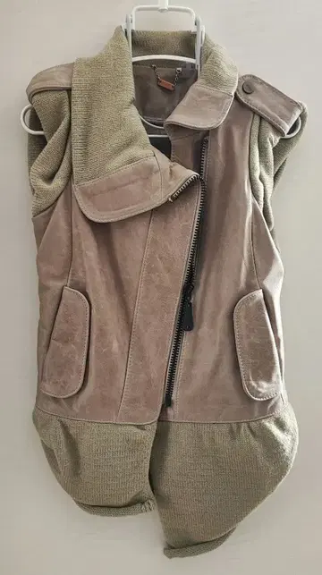 DOMA 스웨이드 니트 베스트 베이지 가죽