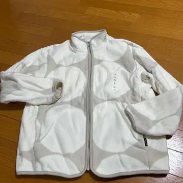 새상품 유니클로 x 마리메꼬 플리스 L 사이즈 화이트