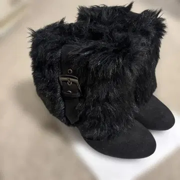 퍼 달린 블랙 부츠 버클 포함