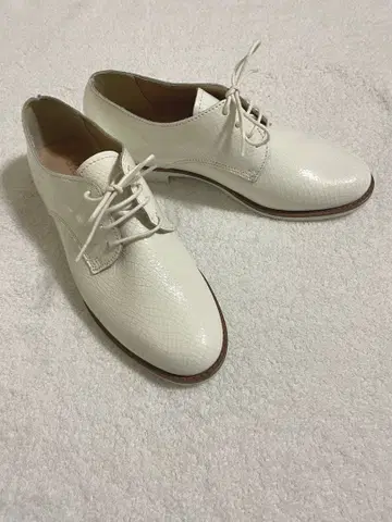 화이트 에나멜 레이스업 슈즈