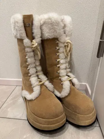 퍼 달린 베이지 어그 부츠