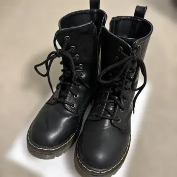 블랙 레이스업 부츠 통굽