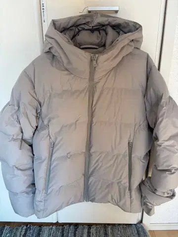 유니클로 심리스 다운 후드티 라이트 그레이 사이즈 L