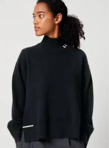 유니클로 안야 힌드마치 캐시미어 하이넥 스웨터 2023