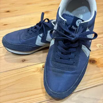 네이비 스웨이드 스니커즈 V 디자인