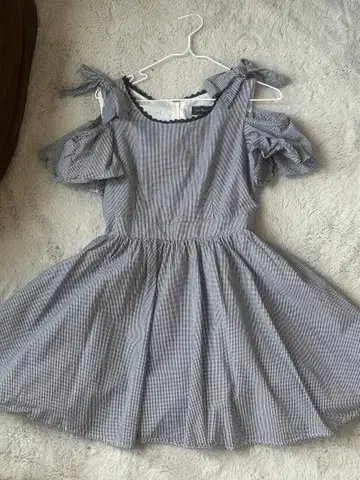 오프숄더 체크 무늬 원피스