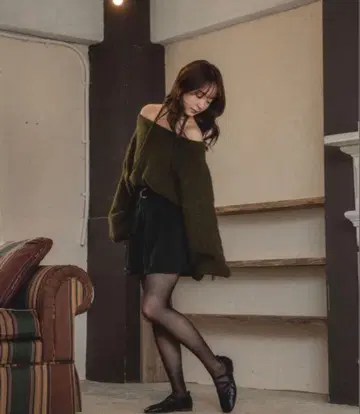 mideal 오프숄더 올리브 그린 니트